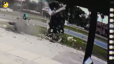 Incidente in Florida. Auto cappotta 12 volte | video