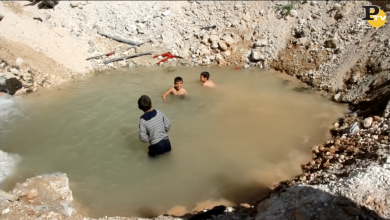 Aleppo: tuffi e bagni dei bambini nei buchi delle bombe | video