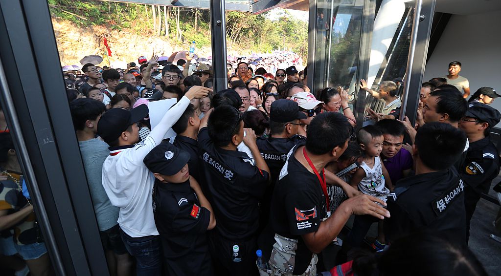 Troppi turisti, chiude il ponte dei record in Cina Troppi turisti, chiude il ponte dei record in Cina