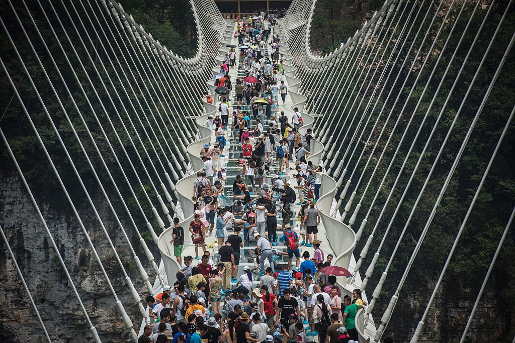 Troppi turisti, chiude il ponte dei record in Cina Troppi turisti, chiude il ponte dei record in Cina