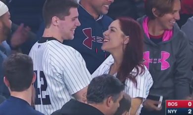 Perde l’anello di fidanzamento, lo stadio l’aiuta a trovarlo