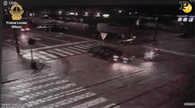 Milano: pirata della strada investe due ragazze su scooter | video