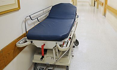 Vicenza, sospeso il primario che denunciò la gara a chi usava l’ago più grosso