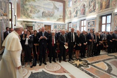 “Ho stretto la mano al Papa”. Ecco cosa ha detto davvero a noi giornalisti