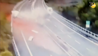 A14: tir si ribalta. Autostrada invasa dai pomodori | video