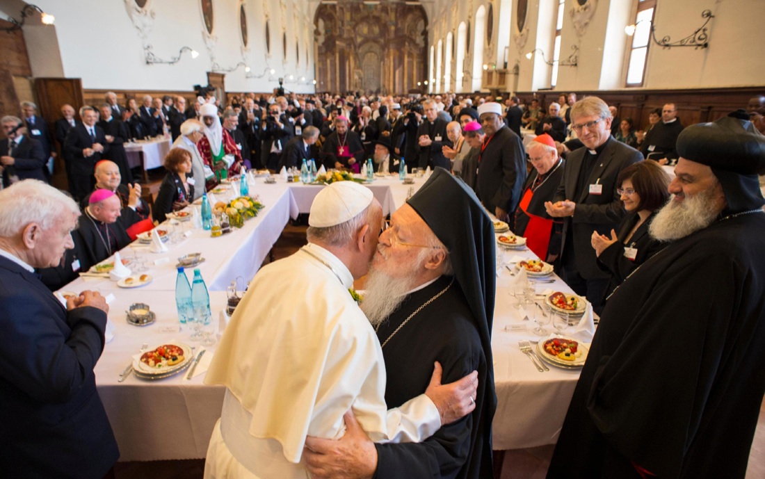 Il Papa ad Assisi: “Non esiste un Dio della guerra” – Foto Il Papa ad Assisi: “Non esiste un Dio della guerra” – Foto