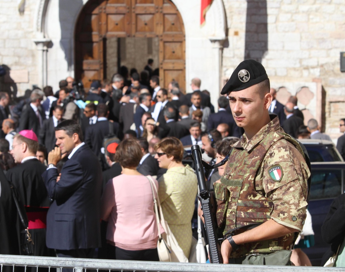 Il Papa ad Assisi: “Non esiste un Dio della guerra” – Foto Il Papa ad Assisi: “Non esiste un Dio della guerra” – Foto