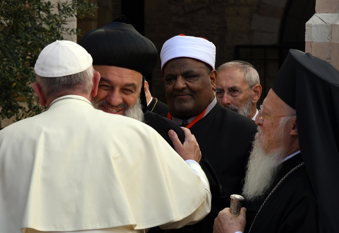 Il Papa ad Assisi: “Non esiste un Dio della guerra” – Foto