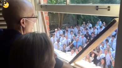 Morto il prof. malato di cancro. La scuola cantò per lui | video
