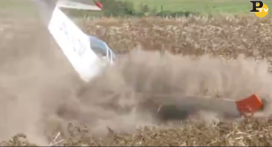 Incidente aereo: atterraggio finisce in un campo di patate | video