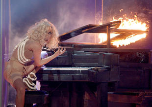 Lady Gaga: “Via la maschera, sono cresciuta” Lady Gaga: “Via la maschera, sono cresciuta”