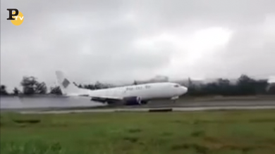 Indonesia: atterraggio senza carrello | video