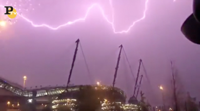 Fulmini sopra l’Etihad Stadium a Manchester | video