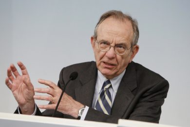Padoan: “L’economia italiana cresce lenta. Rivedremo le previsioni al ribasso”