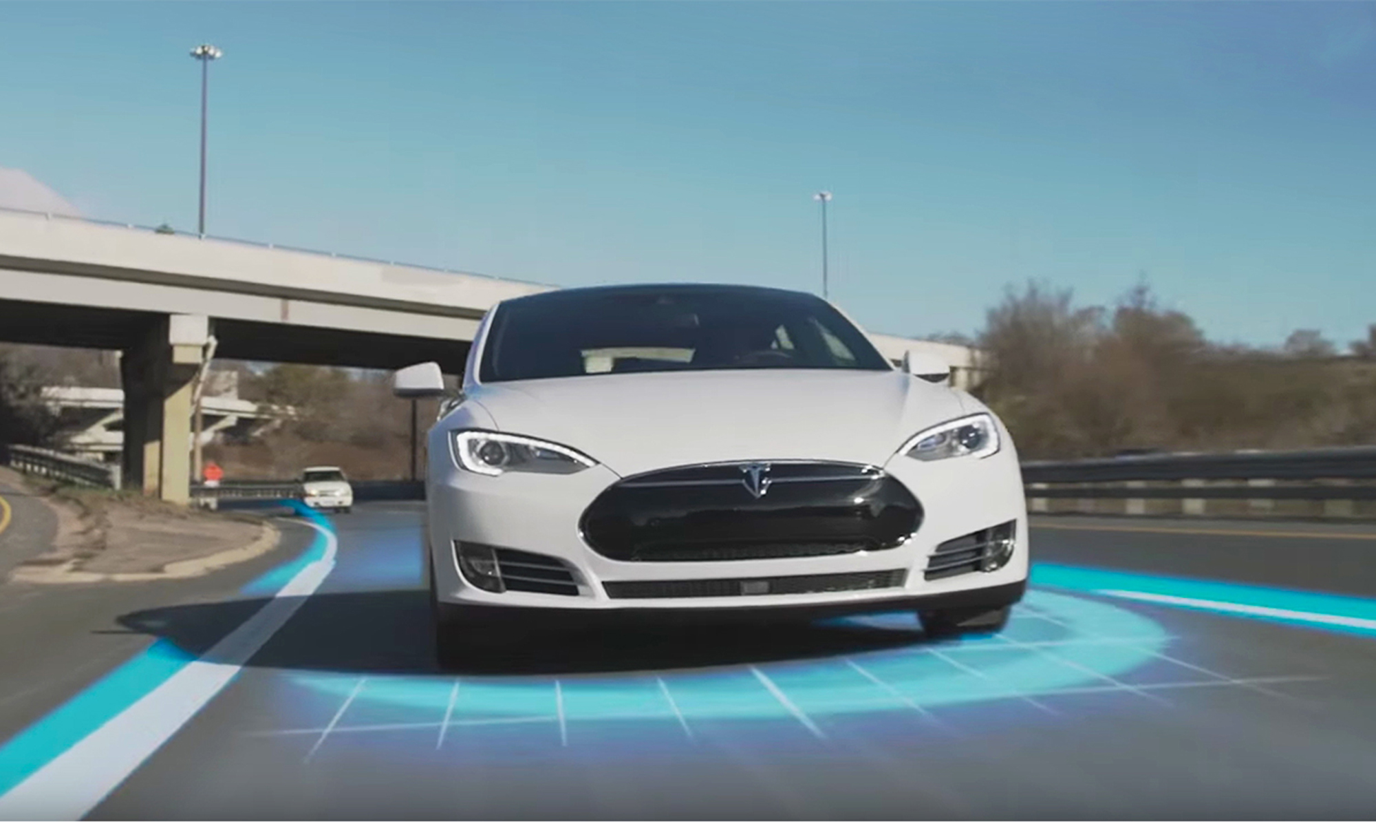 Tesla: come funziona il nuovo pilota automatico