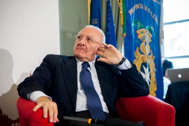 De Luca: “Votare no al referendum è mettere una pietra tombale sul futuro”