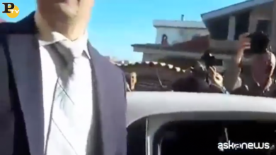 Virginia Raggi esce di casa e fa un video ai cronisti