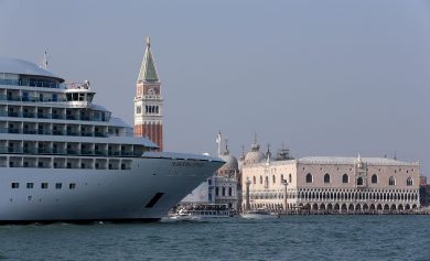 Venezia muore di troppa vita
