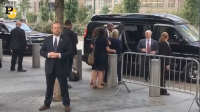 11 settembre: Hillary Clinton sviene alla cerimonia| video