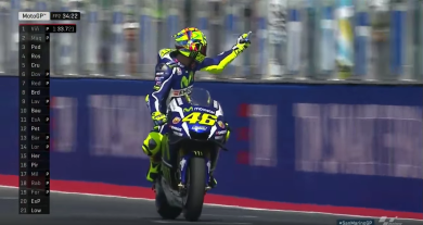 Valentino Rossi, dito medio ad Espargaro a Misano | video