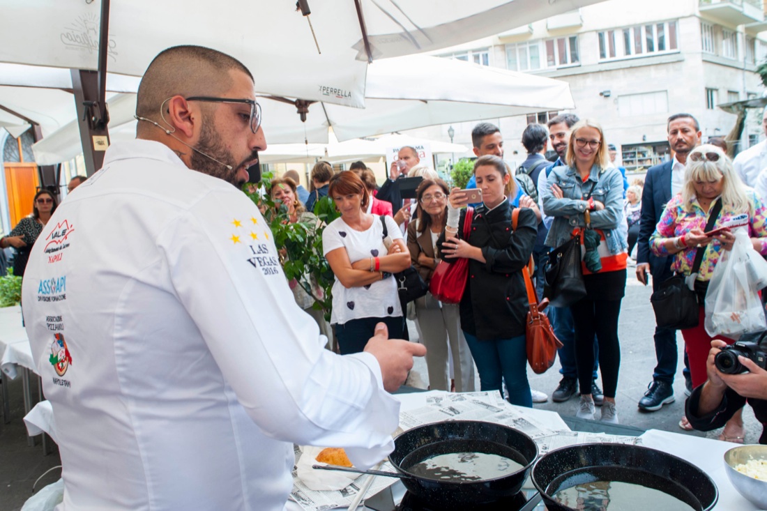 Salerno, la pizza (fritta) è servita – FOTO e VIDEO Salerno, la pizza (fritta) è servita – FOTO e VIDEO