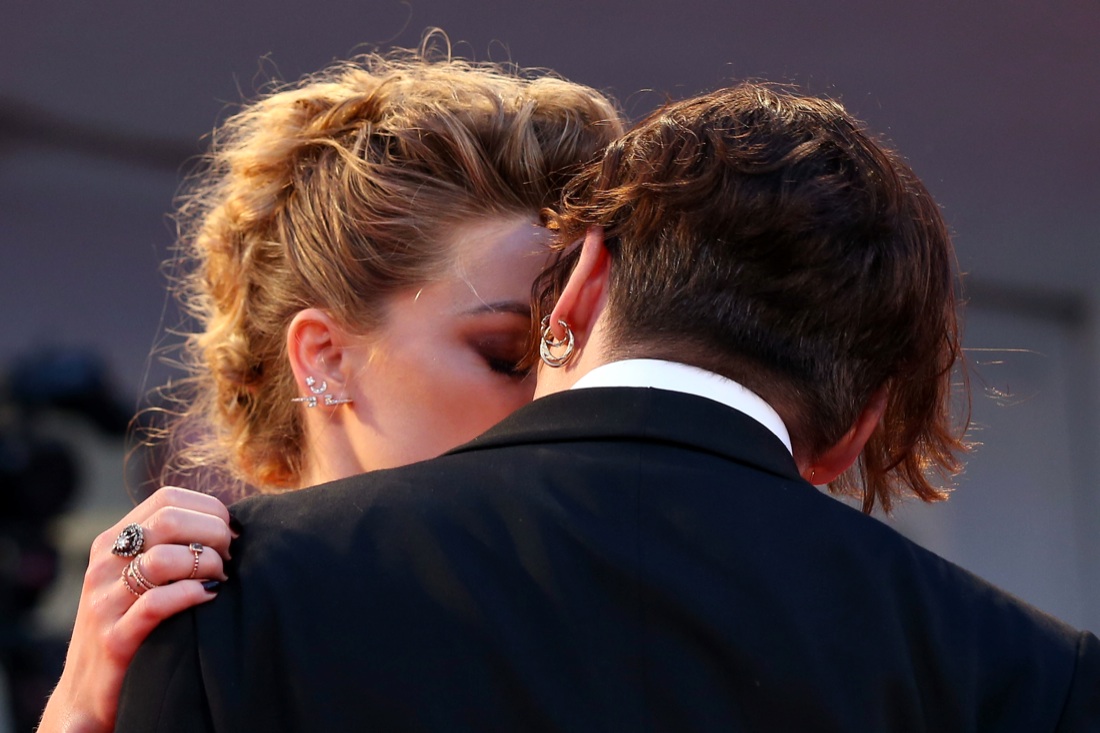 Johnny Depp cerca casa in Svizzera per star lontano dai paparazzi Johnny Depp cerca casa in Svizzera per star lontano dai paparazzi