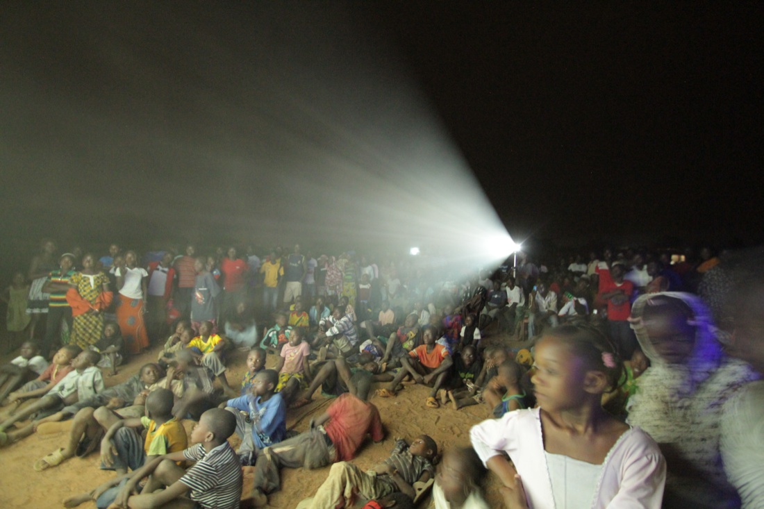 Che bello il camion che diventa cinema!
