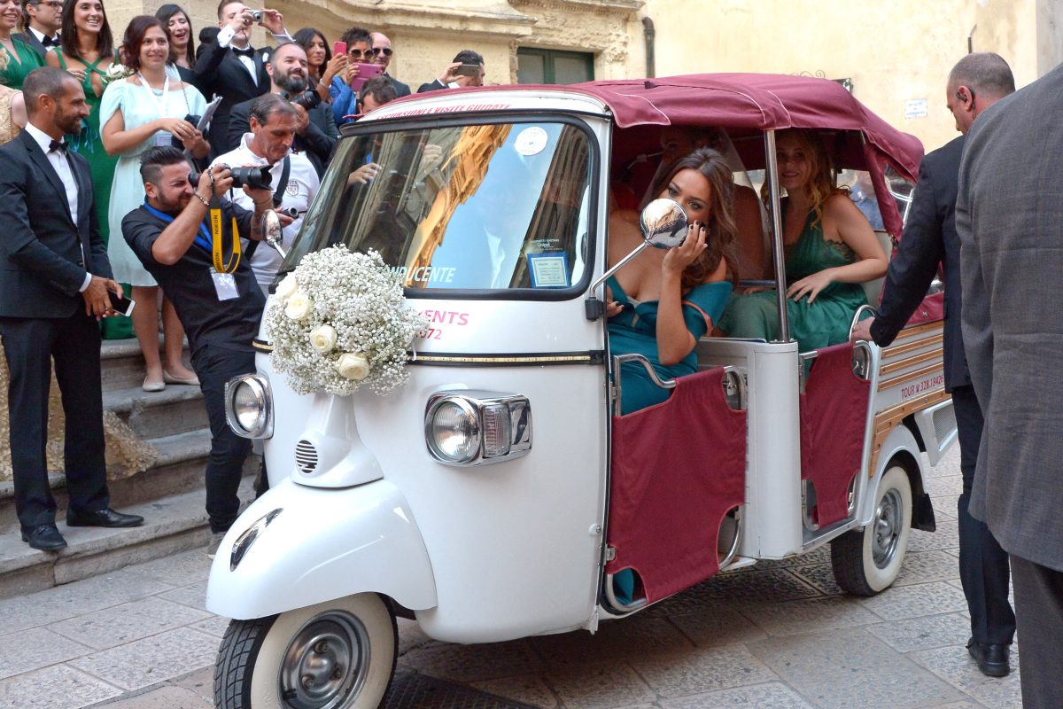 Galleria foto 'Cristel Carrisi e Davor Luksic, matrimonio a Lecce in Apecar' - foto 9