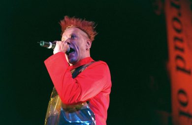 Johnny Rotten preso a bottigliate sul palco: la reazione di un vero punk – Video
