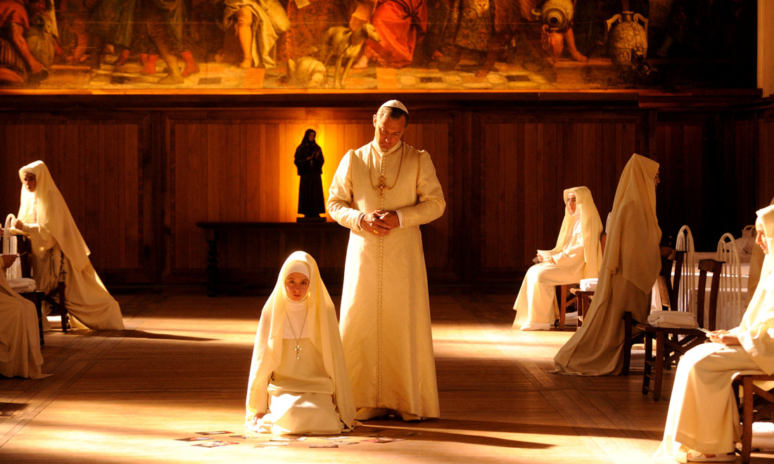 The Young Pope di Paolo Sorrentino a Venezia: magnificenza e oscurità