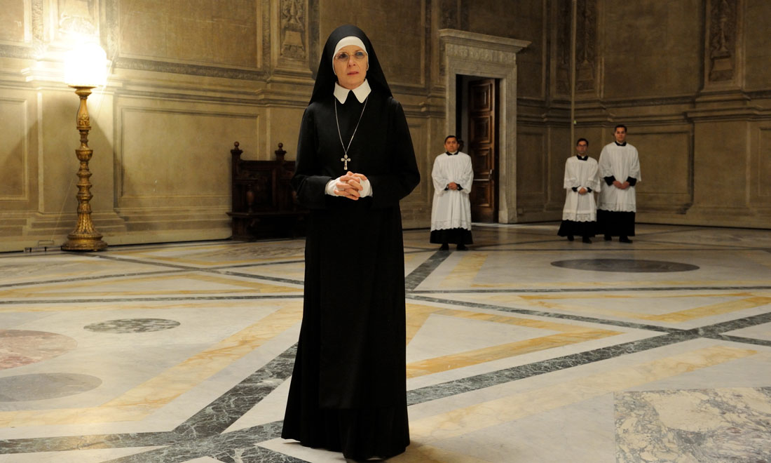 The Young Pope di Paolo Sorrentino a Venezia: magnificenza e oscurità