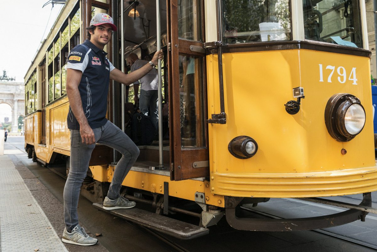 Galleria foto 'Formula 1, Toro Rosso: sul tram con Sainz e Kvyat.. si parla italiano' - foto 2