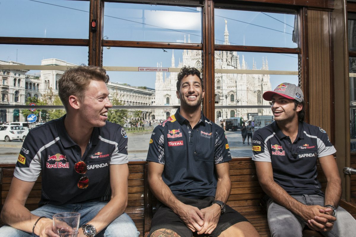 Galleria foto 'Formula 1, Toro Rosso: sul tram con Sainz e Kvyat.. si parla italiano' - foto 4