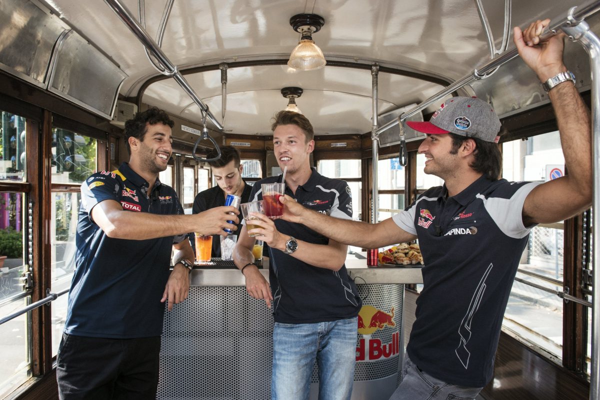 Galleria foto 'Formula 1, Toro Rosso: sul tram con Sainz e Kvyat.. si parla italiano' - foto 6