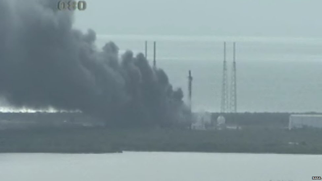 Esplosioni a Cape Canaveral durante un test del Falcon 9 SpaceX – foto e video