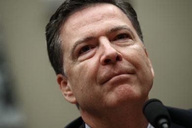 Chi è James Comey, il capo dell’FBI che dà filo da torcere a Clinton