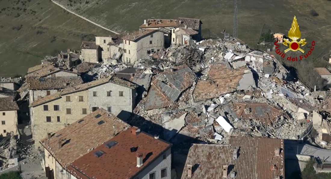Terremoto: a Castelluccio di Norcia, il paese che non c’è più Terremoto: a Castelluccio di Norcia, il paese che non c’è più