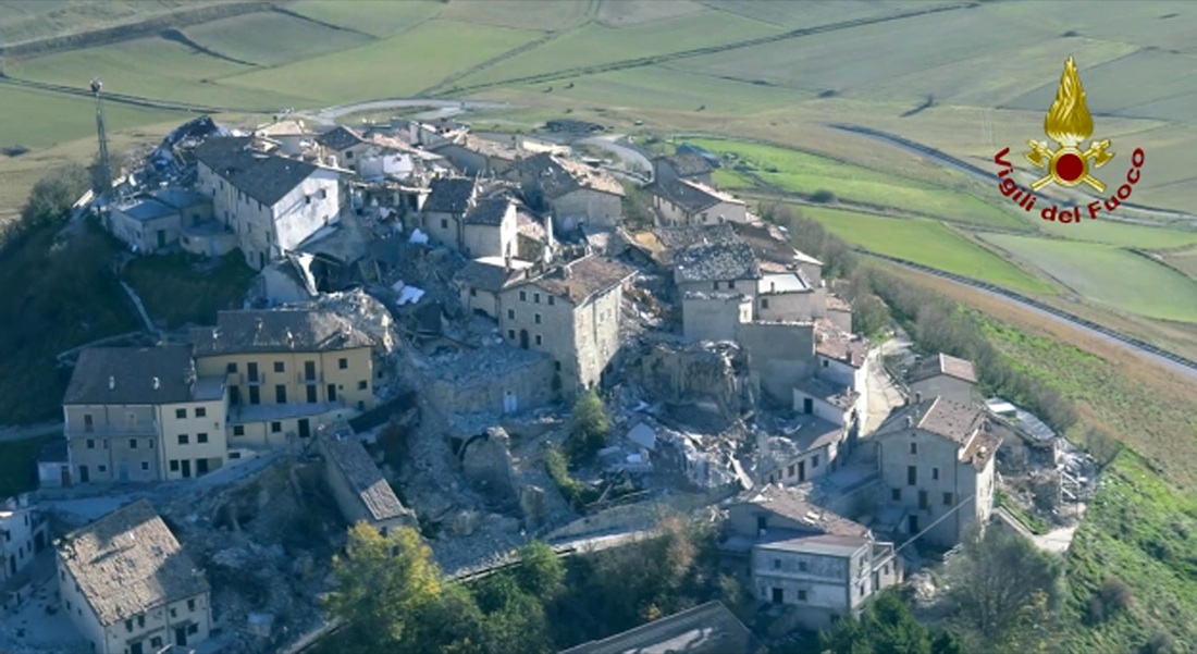 Terremoto: a Castelluccio di Norcia, il paese che non c’è più Terremoto: a Castelluccio di Norcia, il paese che non c’è più