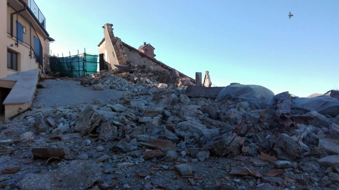 Terremoto: a Castelluccio di Norcia, il paese che non c’è più Terremoto: a Castelluccio di Norcia, il paese che non c’è più