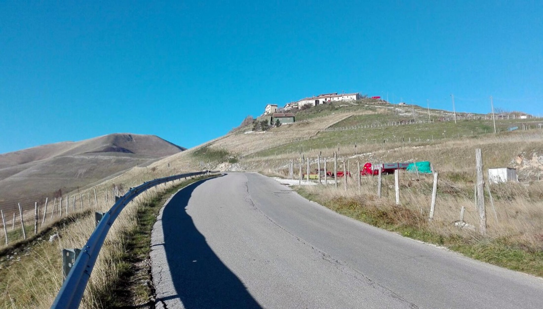 Terremoto: a Castelluccio di Norcia, il paese che non c’è più Terremoto: a Castelluccio di Norcia, il paese che non c’è più