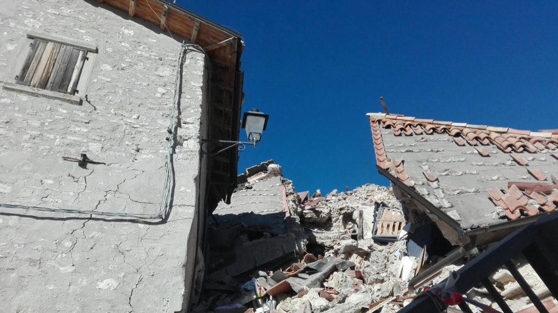 Terremoto: a Castelluccio di Norcia, il paese che non c’è più Terremoto: a Castelluccio di Norcia, il paese che non c’è più