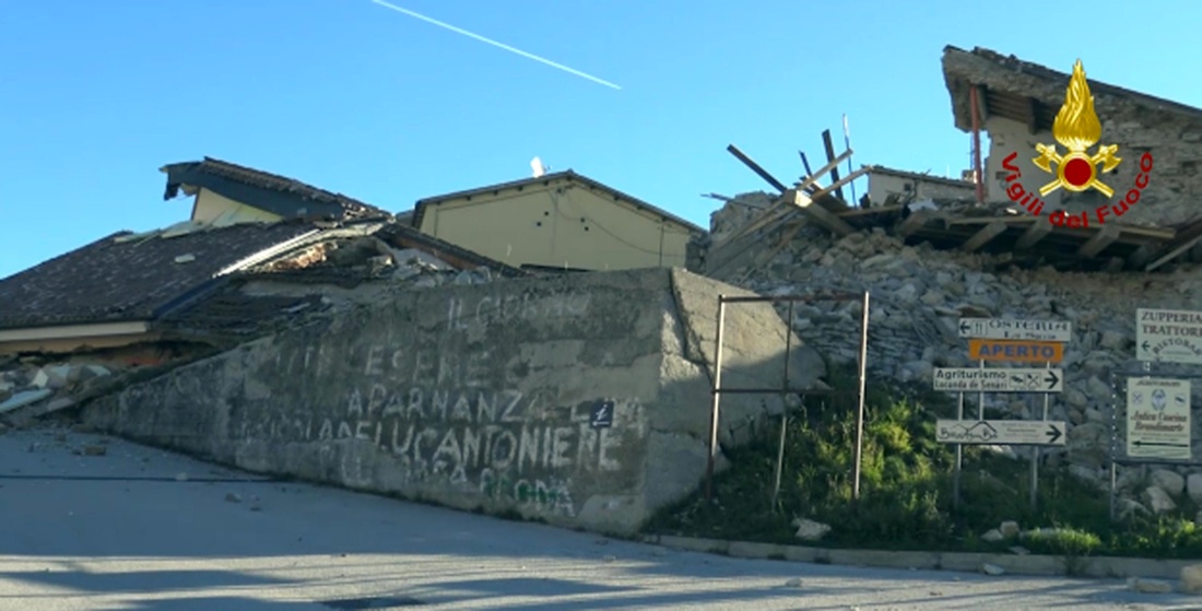 Terremoto: a Castelluccio di Norcia, il paese che non c’è più Terremoto: a Castelluccio di Norcia, il paese che non c’è più