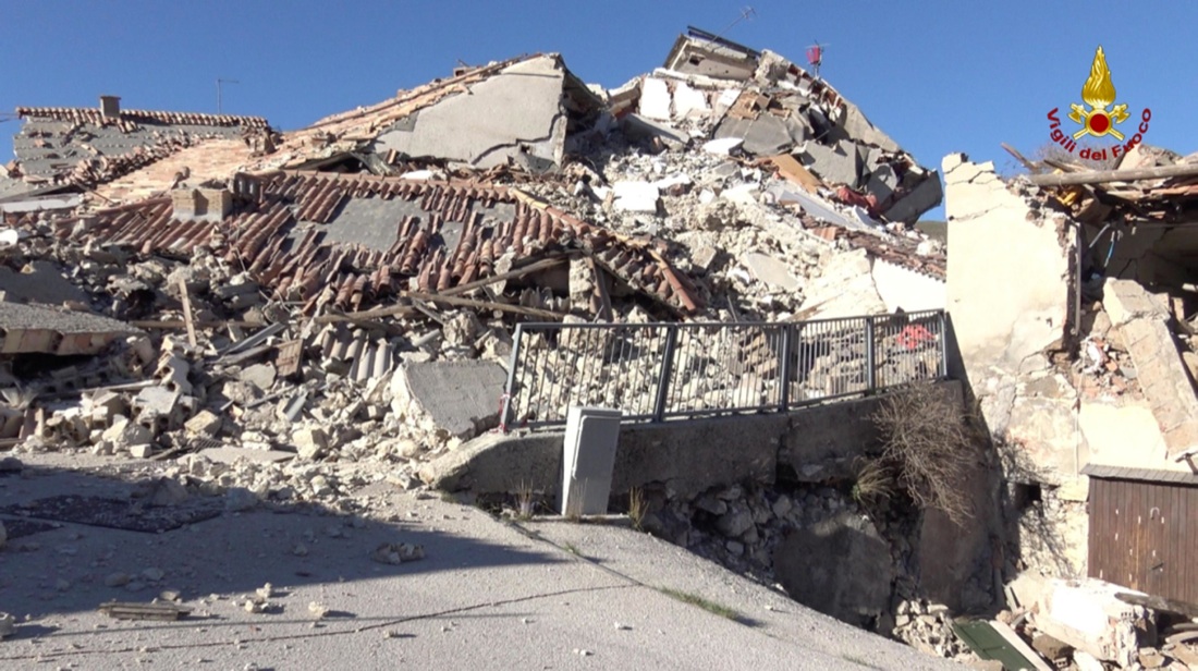 Terremoto: a Castelluccio di Norcia, il paese che non c’è più Terremoto: a Castelluccio di Norcia, il paese che non c’è più