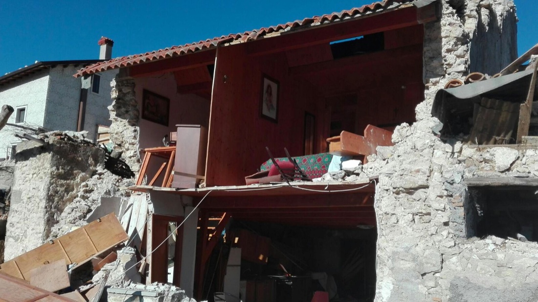Terremoto: a Castelluccio di Norcia, il paese che non c’è più Terremoto: a Castelluccio di Norcia, il paese che non c’è più
