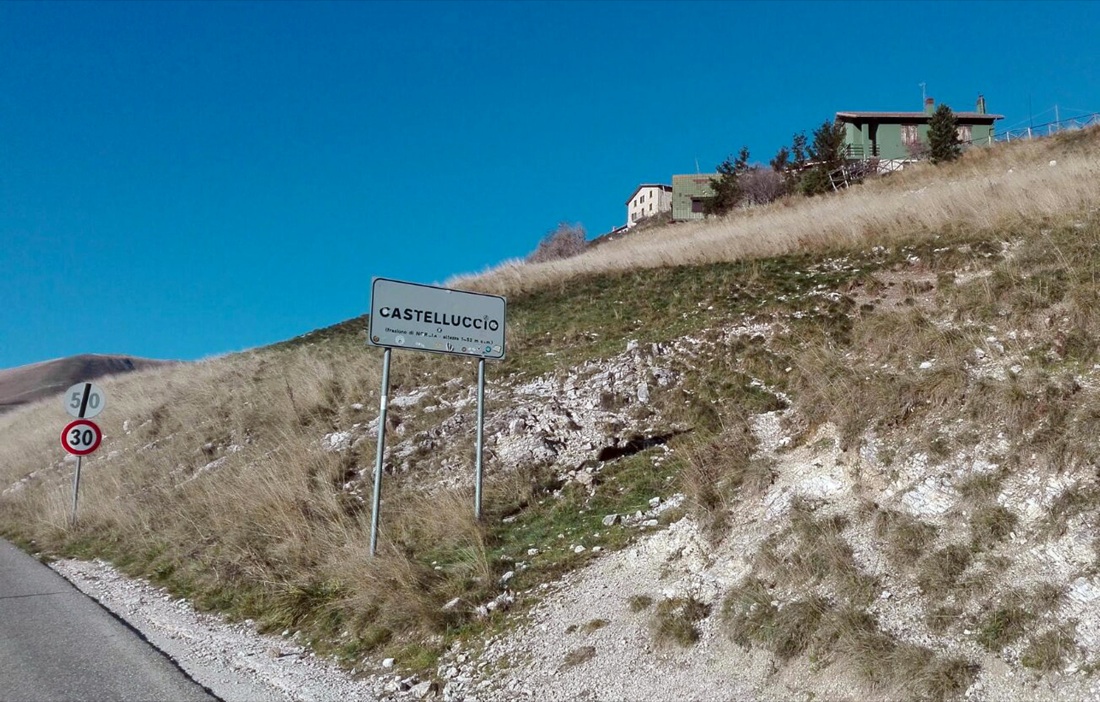 Terremoto: a Castelluccio di Norcia, il paese che non c’è più Terremoto: a Castelluccio di Norcia, il paese che non c’è più
