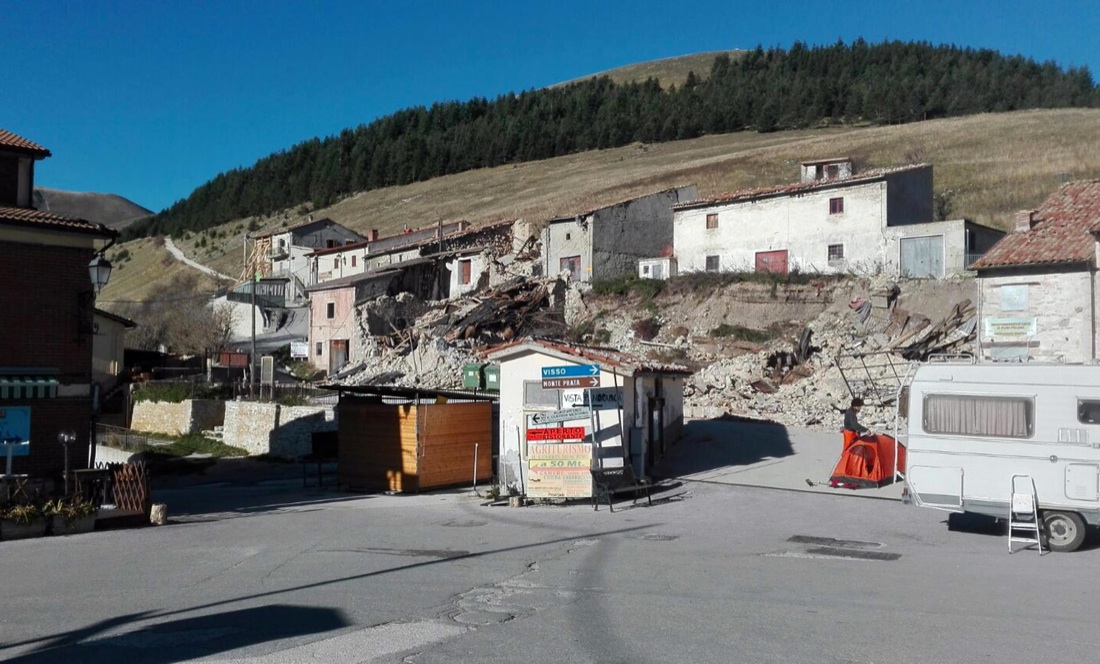 Terremoto: a Castelluccio di Norcia, il paese che non c’è più Terremoto: a Castelluccio di Norcia, il paese che non c’è più