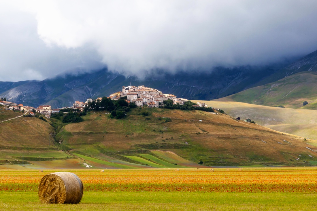 Terremoto: a Castelluccio di Norcia, il paese che non c’è più Terremoto: a Castelluccio di Norcia, il paese che non c’è più