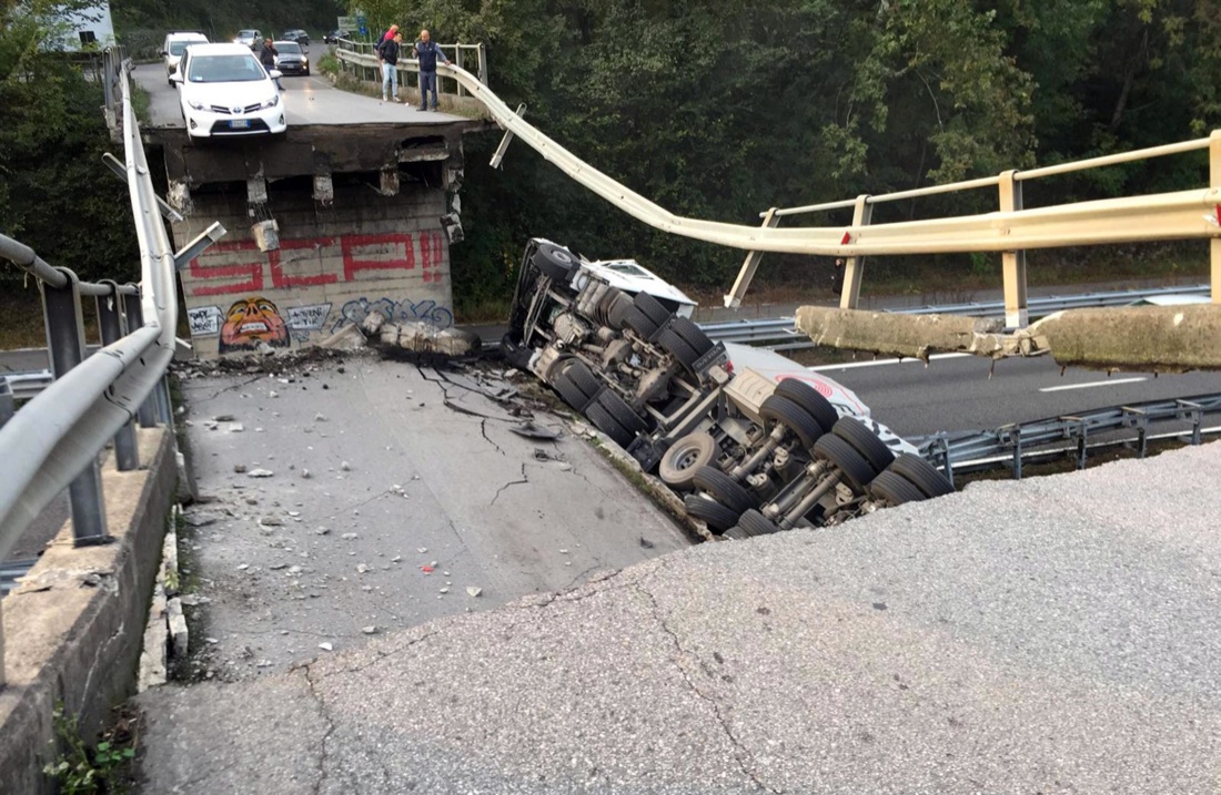 Annone: crolla un cavalcavia sulla SS36 Milano-Lecco, almeno un morto