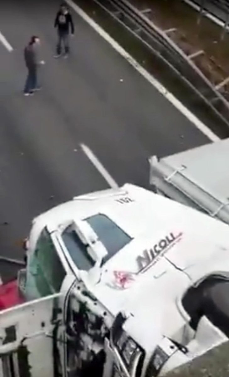 Annone: crolla un cavalcavia sulla SS36 Milano-Lecco, almeno un morto