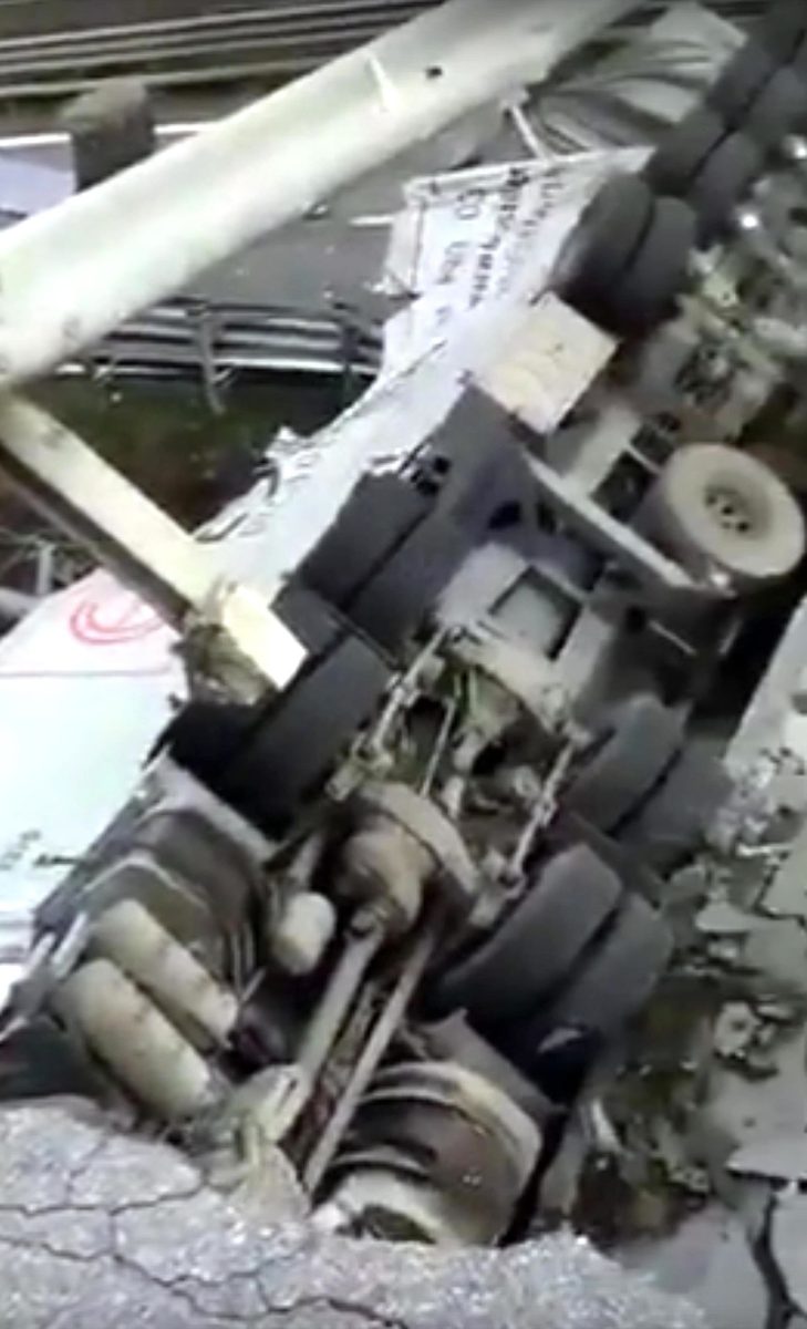 Annone: crolla un cavalcavia sulla SS36 Milano-Lecco, almeno un morto